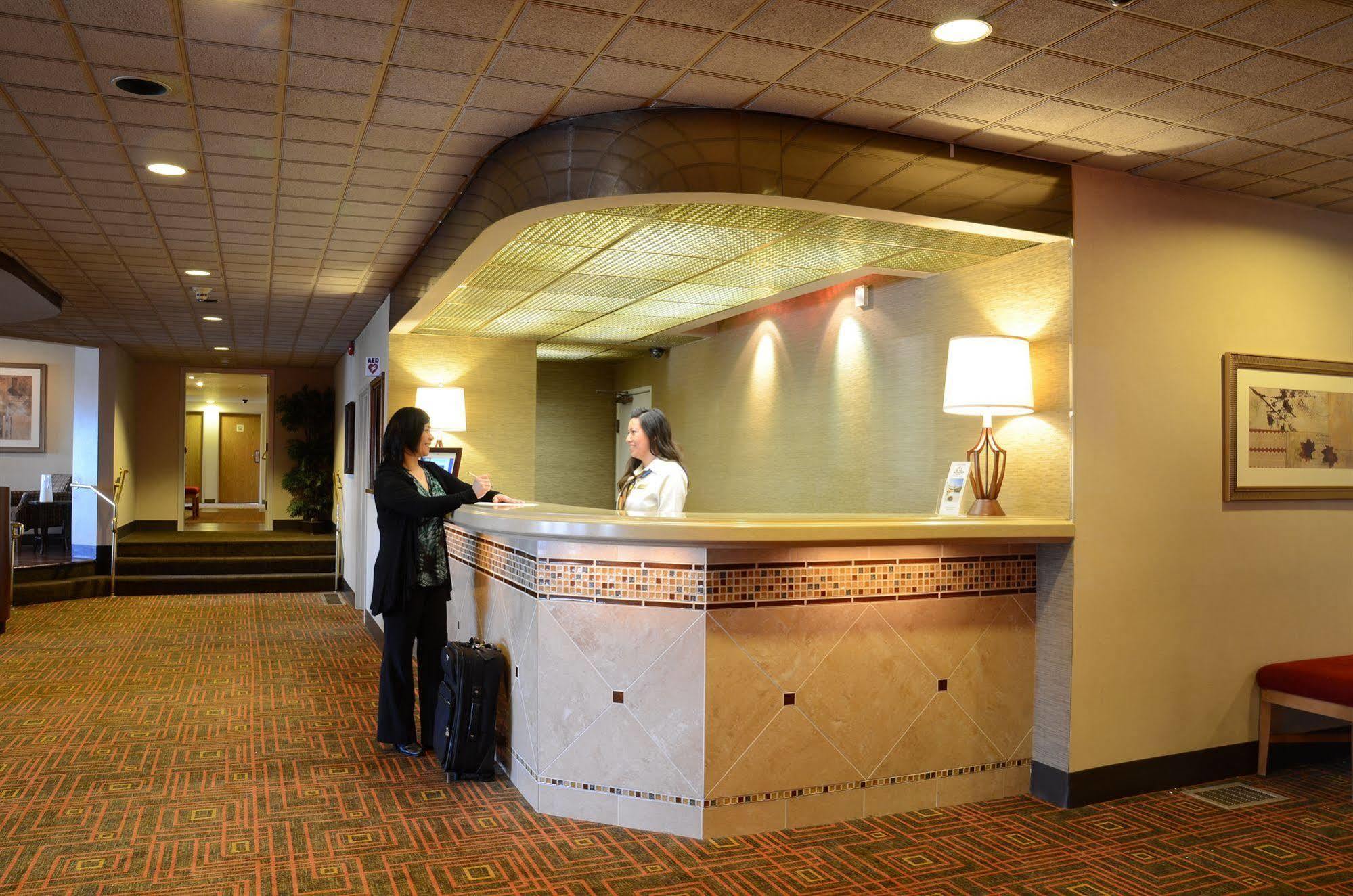 Monarch Hotel & Conference Center Клакамас Екстериор снимка